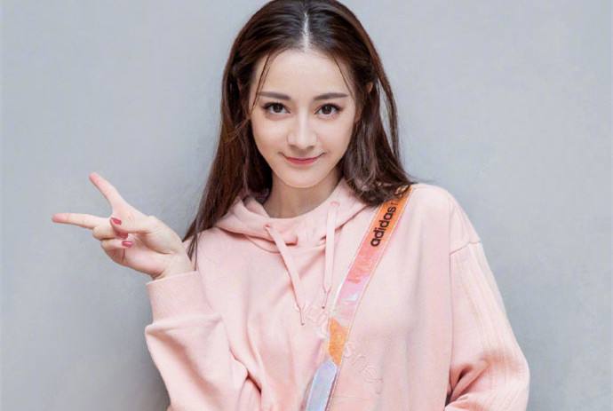 迪麗熱巴戀情最新動(dòng)態(tài)，變化、學(xué)習(xí)與自信的力量閃耀愛情之路