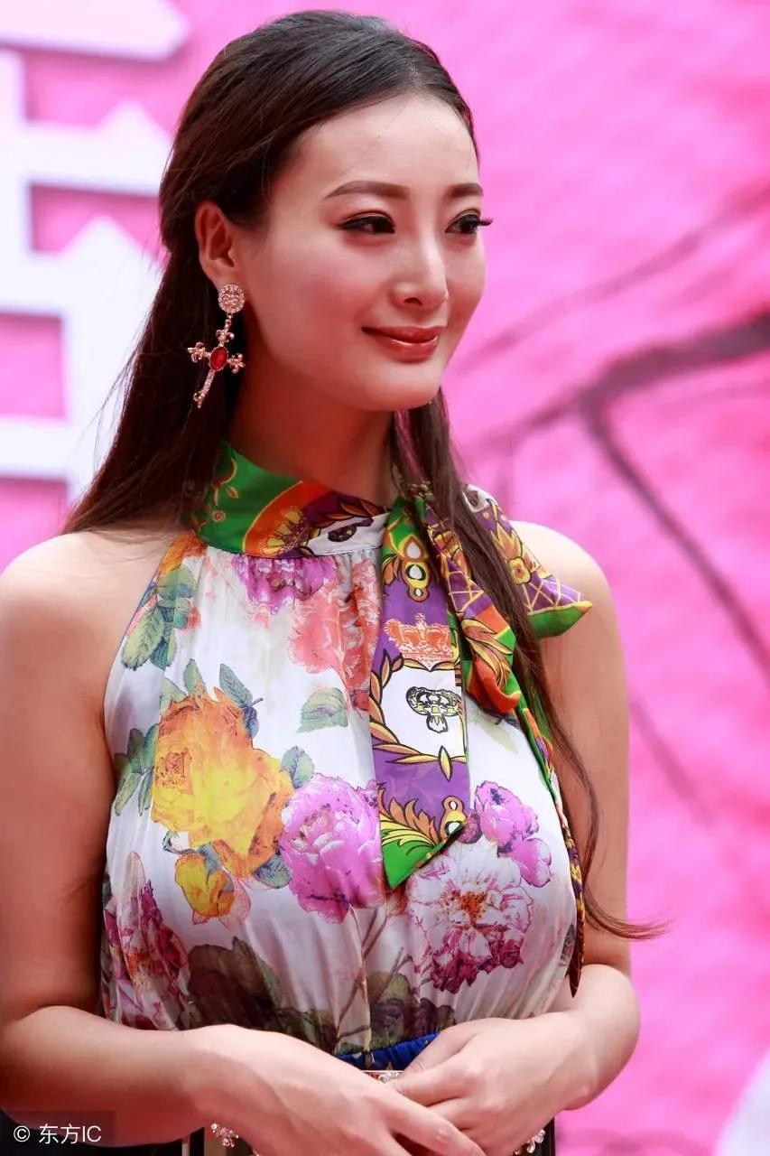 王李丹妮最新寫(xiě)真，展現(xiàn)自信魅力與力量之美
